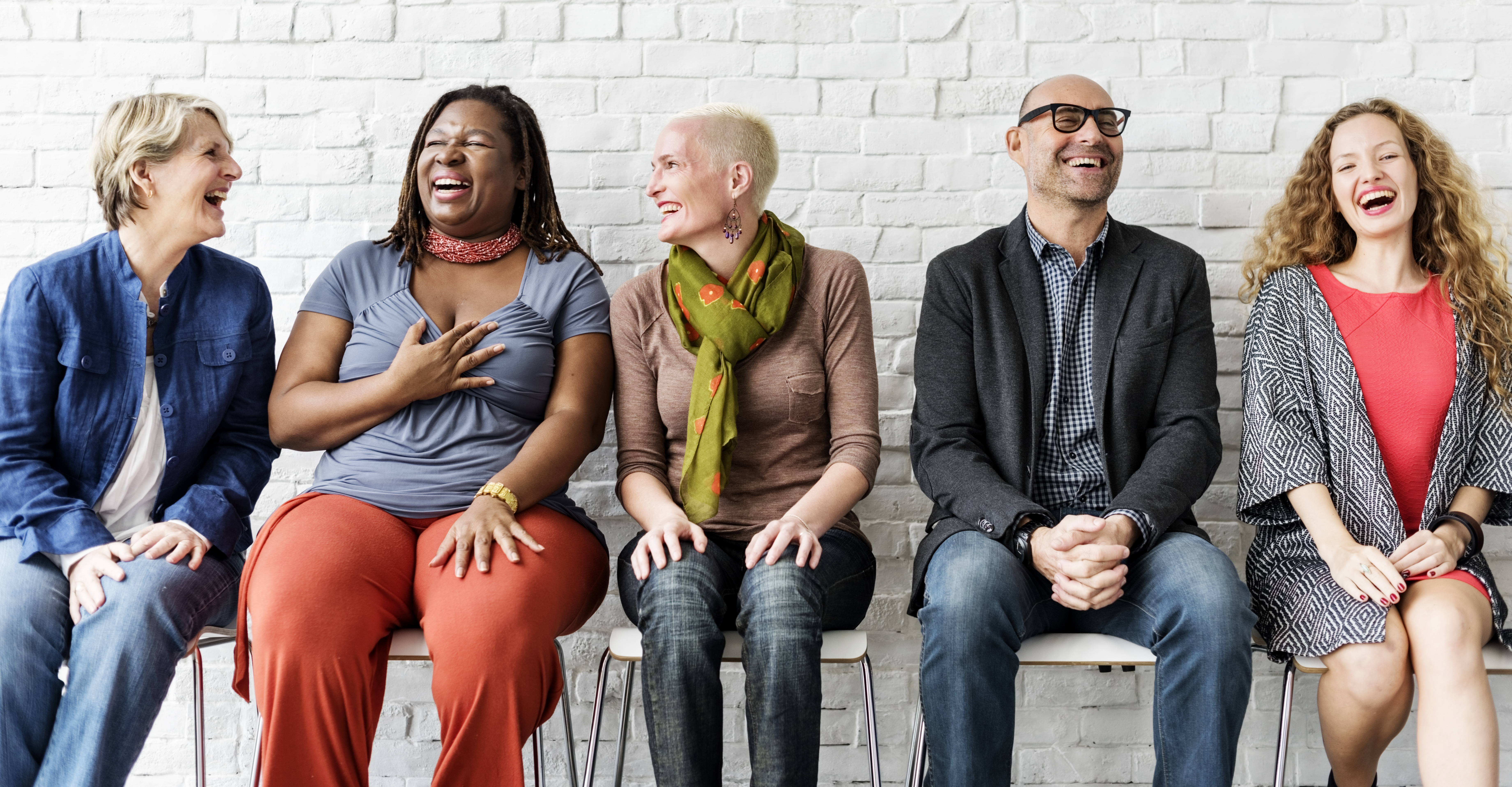 Diverse Group of People Community Togetherness Sitting Concept 集会のご案内の挿図